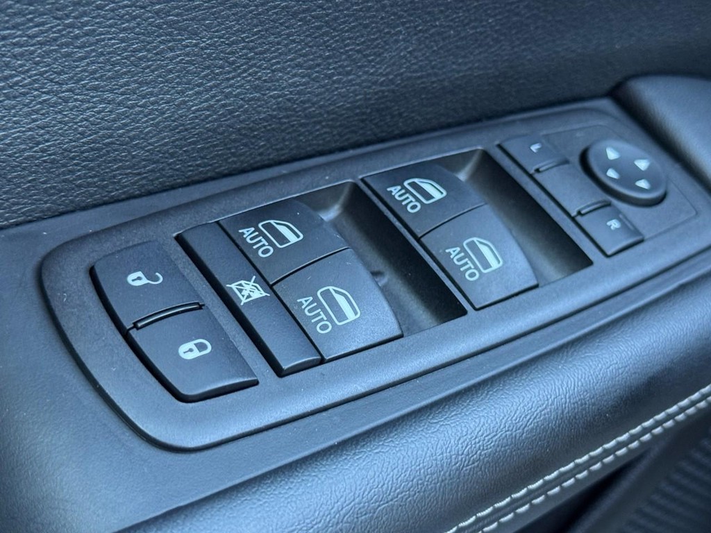 Chrysler Pacifica Vehicle Full-screen Gallery Image 24