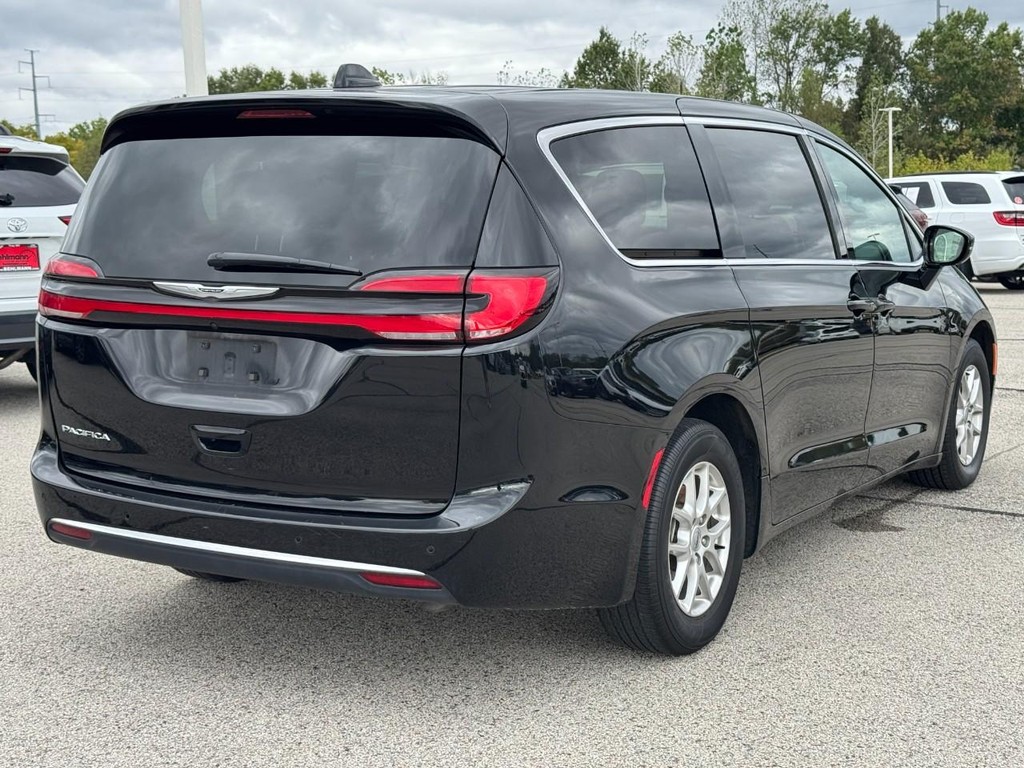 Chrysler Pacifica Vehicle Full-screen Gallery Image 03