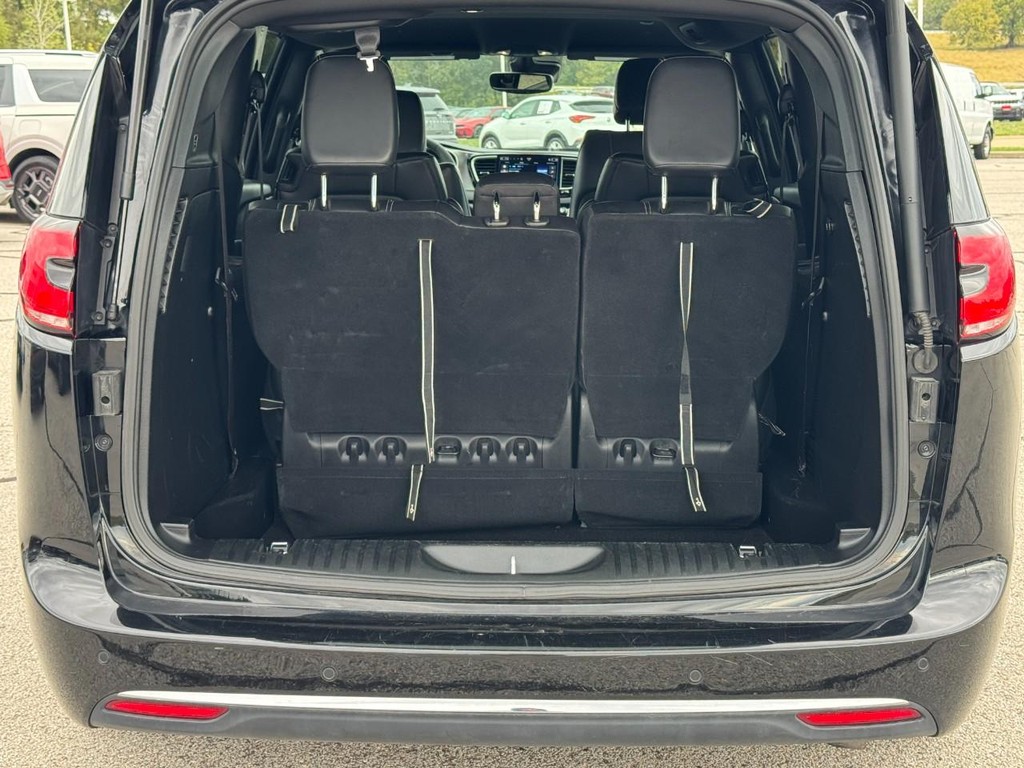 Chrysler Pacifica Vehicle Full-screen Gallery Image 05