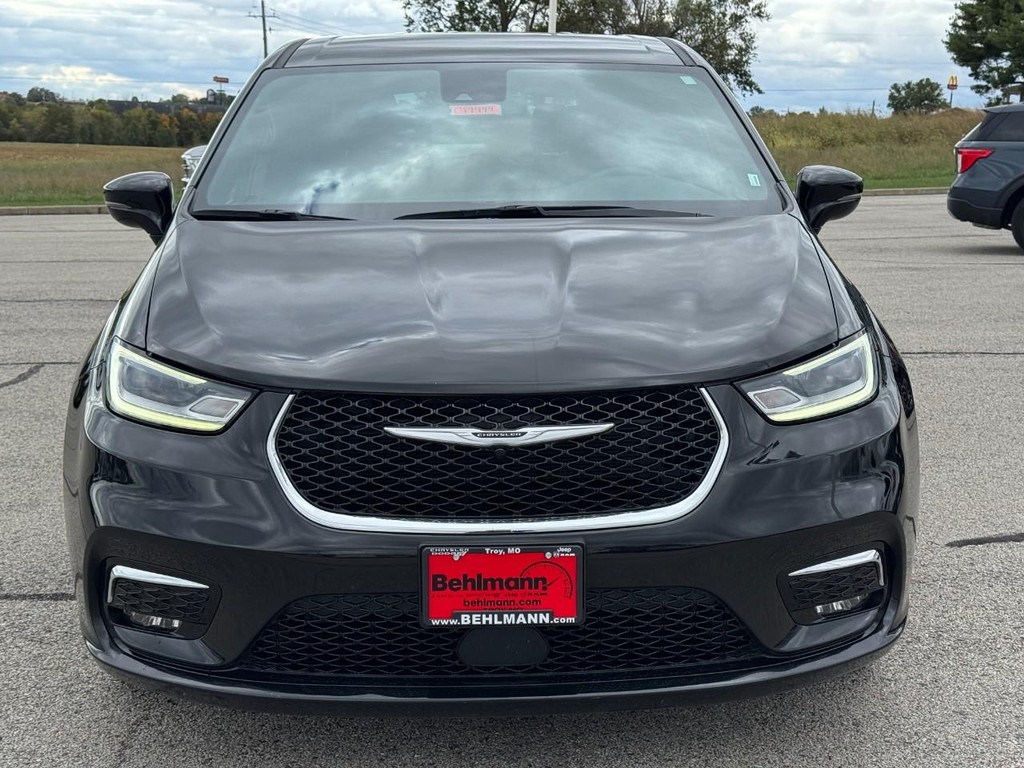 Chrysler Pacifica Vehicle Full-screen Gallery Image 09