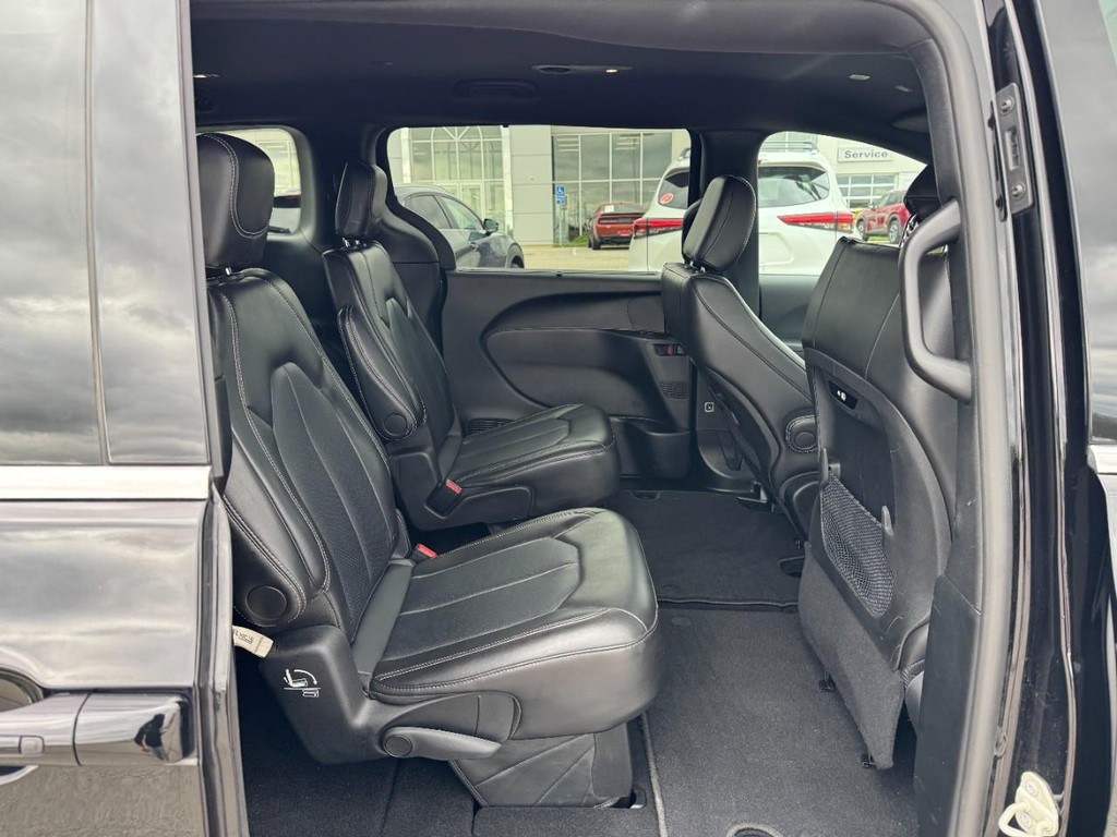 Chrysler Pacifica Vehicle Full-screen Gallery Image 10