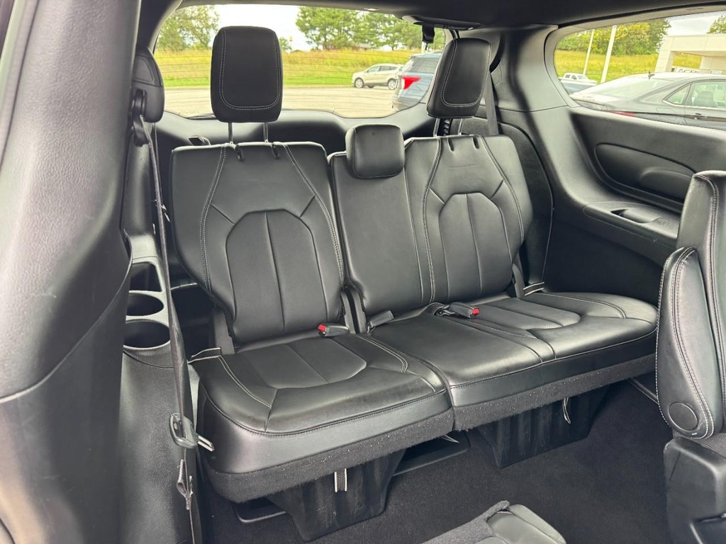 Chrysler Pacifica Vehicle Full-screen Gallery Image 11