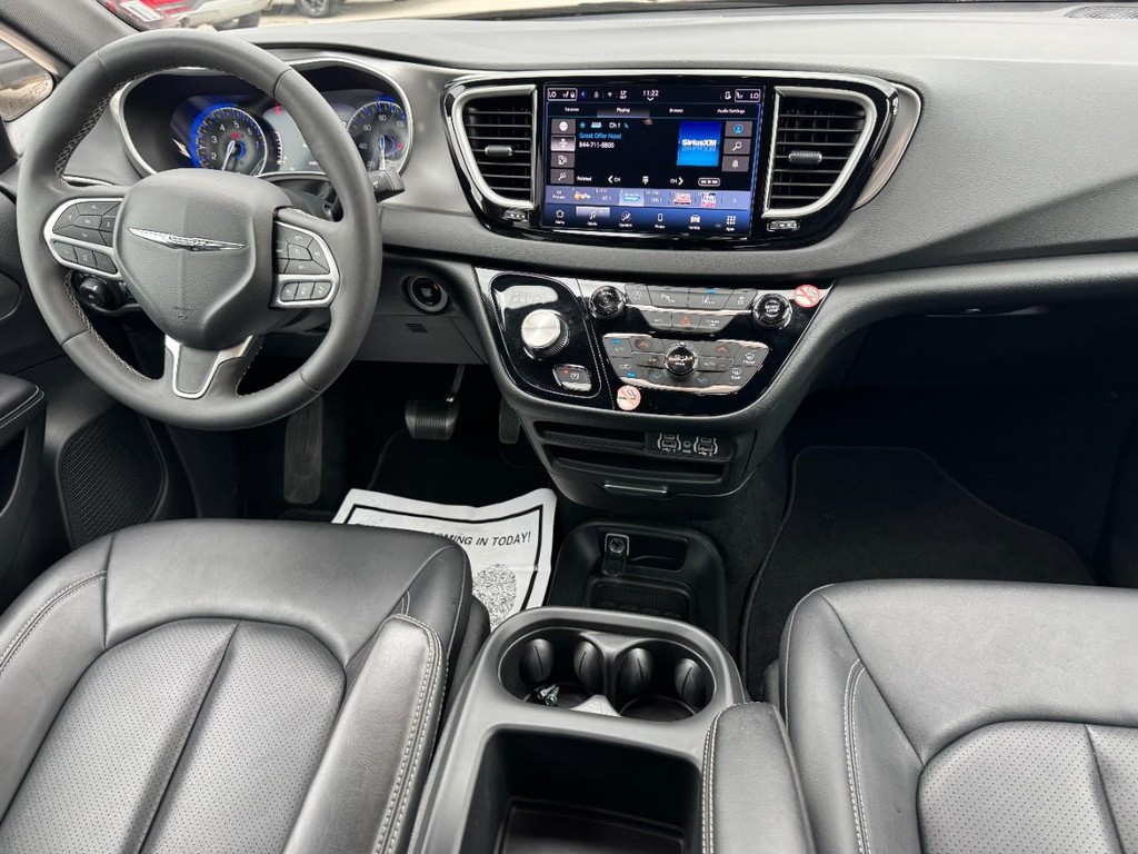 Chrysler Pacifica Vehicle Full-screen Gallery Image 12