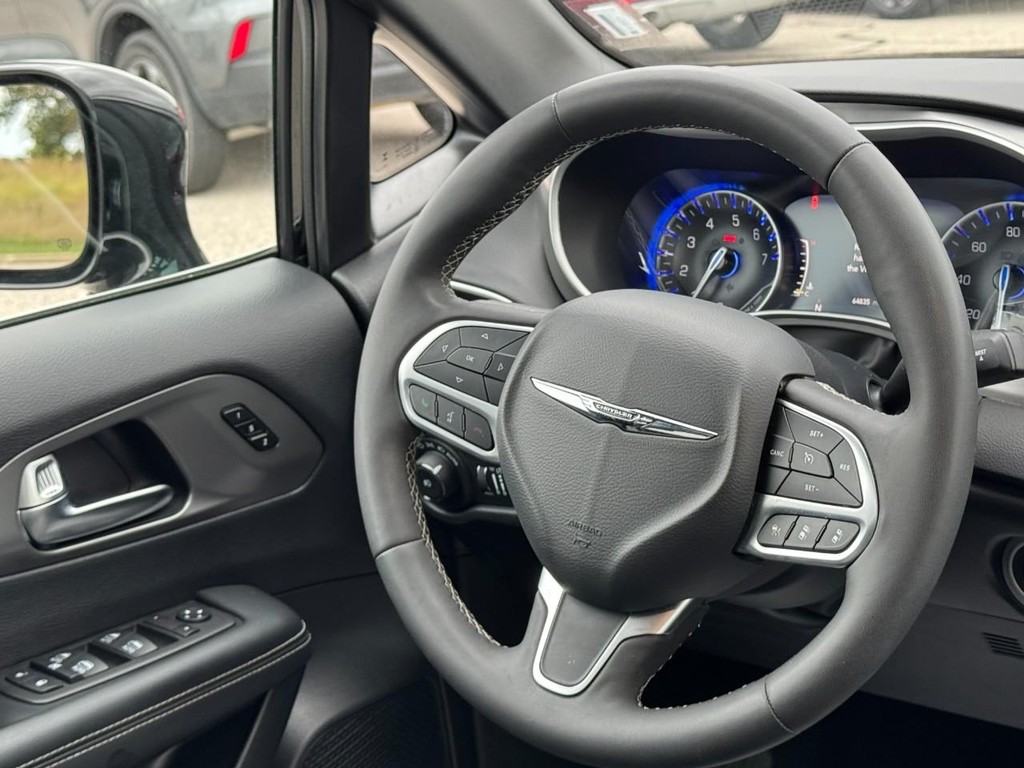 Chrysler Pacifica Vehicle Full-screen Gallery Image 13