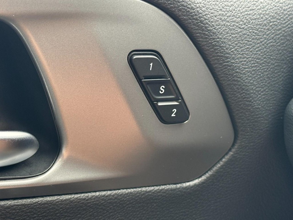 Chrysler Pacifica Vehicle Full-screen Gallery Image 17