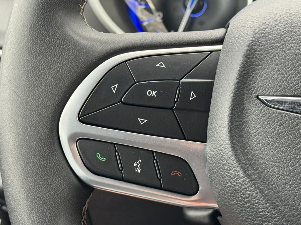 Chrysler Pacifica Vehicle Full-screen Gallery Image 18
