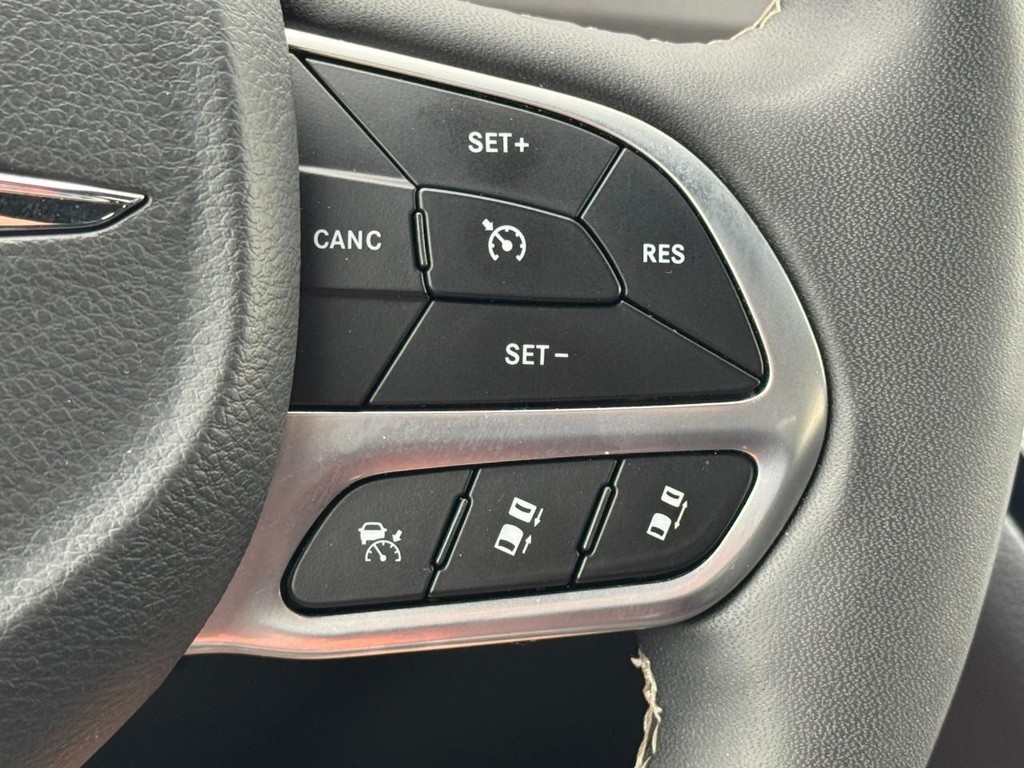 Chrysler Pacifica Vehicle Full-screen Gallery Image 19