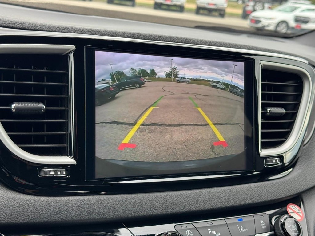 Chrysler Pacifica Vehicle Full-screen Gallery Image 23