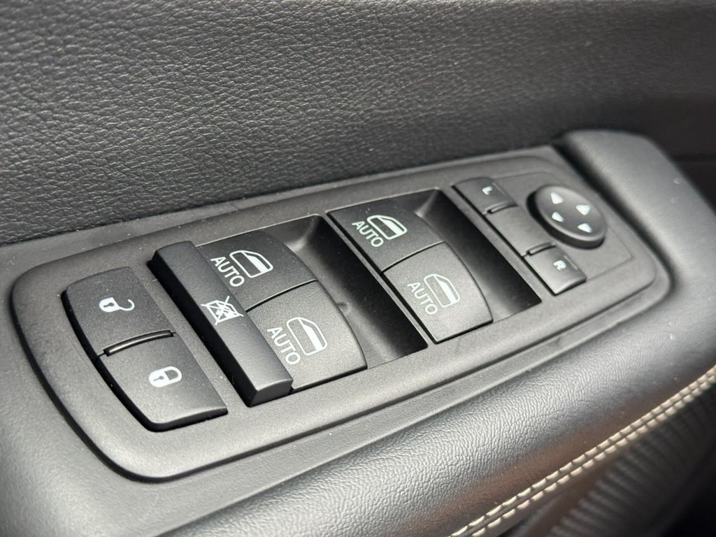 Chrysler Pacifica Vehicle Full-screen Gallery Image 24