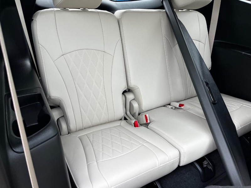 Buick Enclave Vehicle Full-screen Gallery Image 11