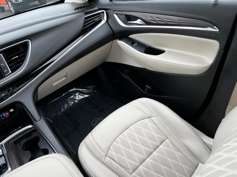 Buick Enclave Vehicle Full-screen Gallery Image 16