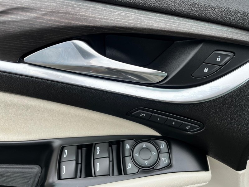Buick Enclave Vehicle Full-screen Gallery Image 17