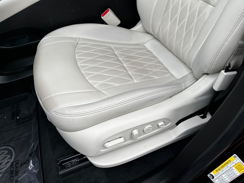 Buick Enclave Vehicle Full-screen Gallery Image 18