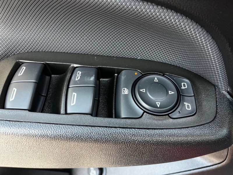 Chevrolet Equinox Vehicle Full-screen Gallery Image 15