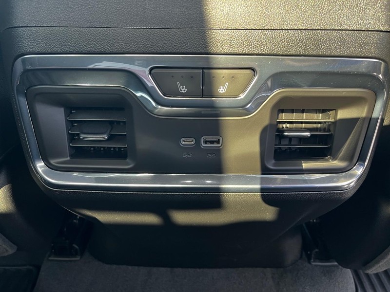 Chevrolet Silverado 1500 Vehicle Full-screen Gallery Image 11