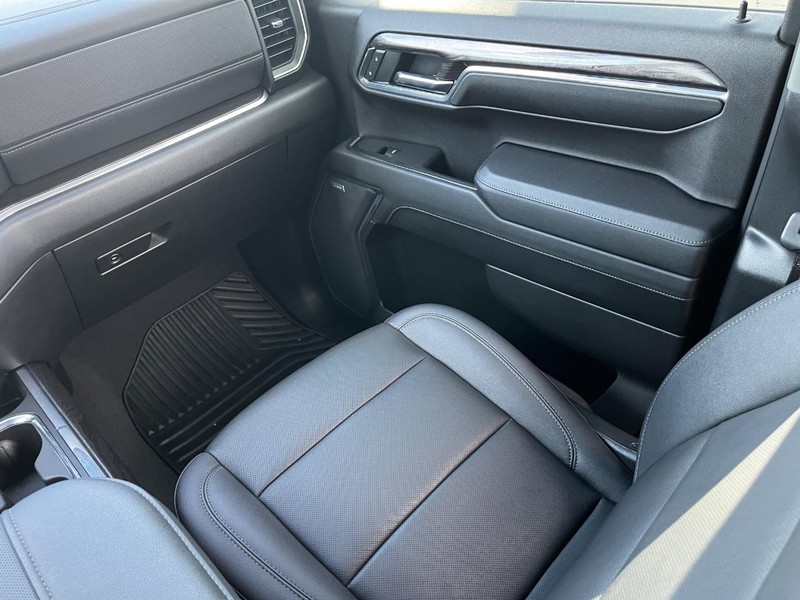 Chevrolet Silverado 1500 Vehicle Full-screen Gallery Image 15