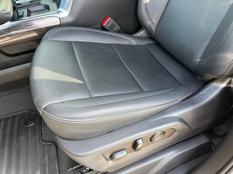 Chevrolet Silverado 1500 Vehicle Full-screen Gallery Image 17