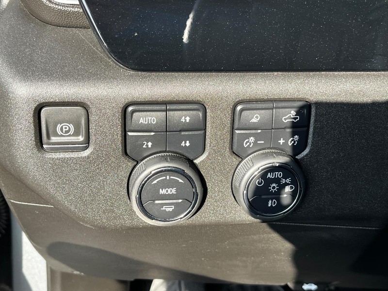 Chevrolet Silverado 1500 Vehicle Full-screen Gallery Image 18