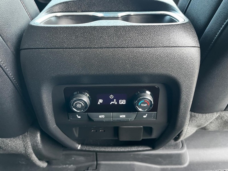 Chevrolet Traverse Vehicle Full-screen Gallery Image 12