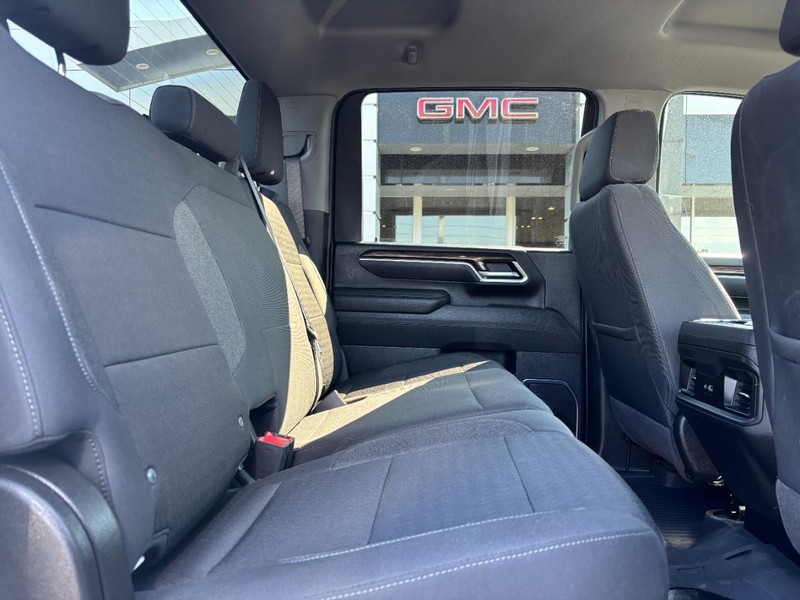 Chevrolet Silverado 2500HD Vehicle Full-screen Gallery Image 10