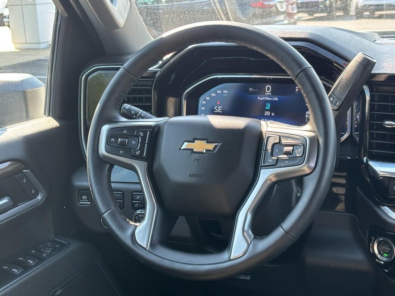 Chevrolet Silverado 2500HD Vehicle Full-screen Gallery Image 12