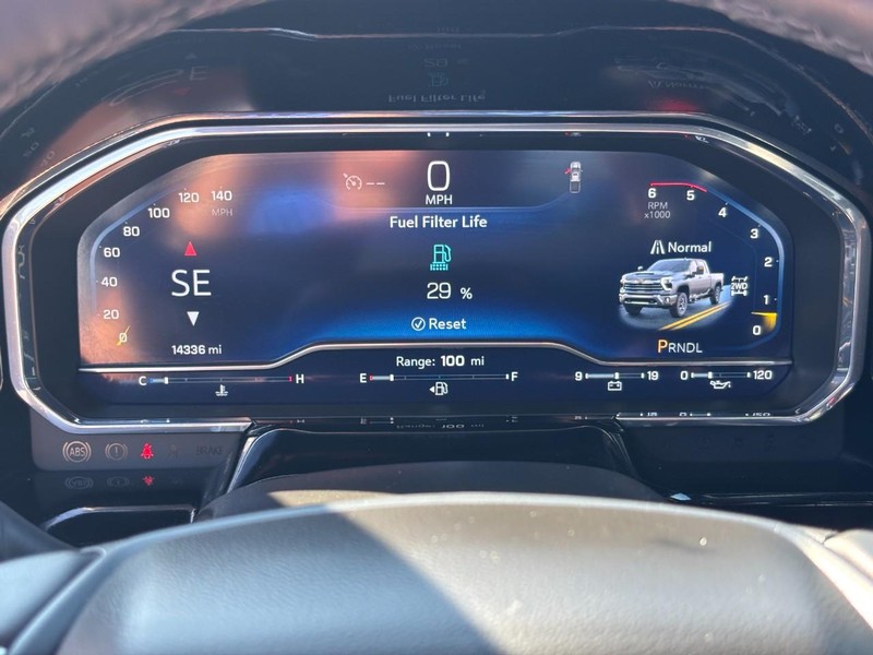 Chevrolet Silverado 2500HD Vehicle Full-screen Gallery Image 19