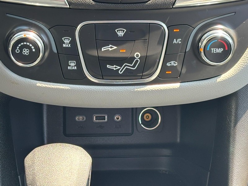Chevrolet Equinox Vehicle Full-screen Gallery Image 14