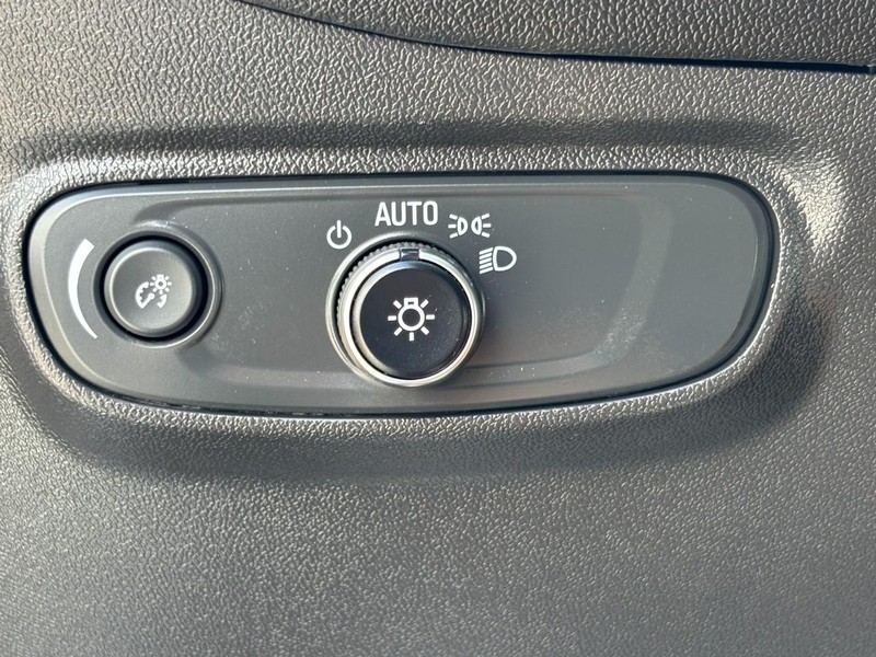 Chevrolet Equinox Vehicle Full-screen Gallery Image 16