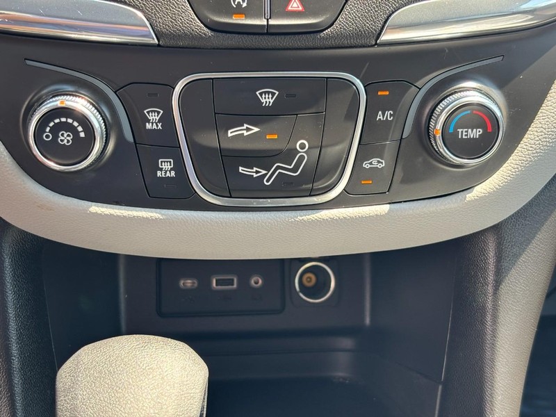 Chevrolet Equinox Vehicle Full-screen Gallery Image 22