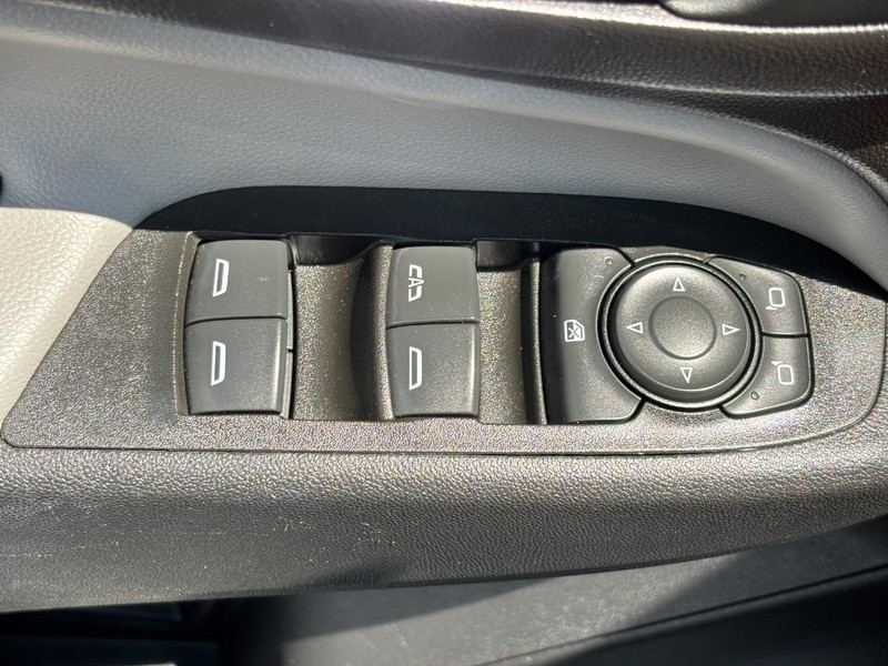 Chevrolet Equinox Vehicle Full-screen Gallery Image 23