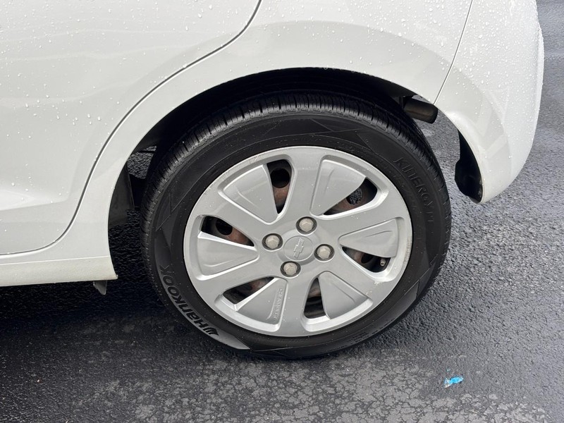 Chevrolet Spark Vehicle Full-screen Gallery Image 06