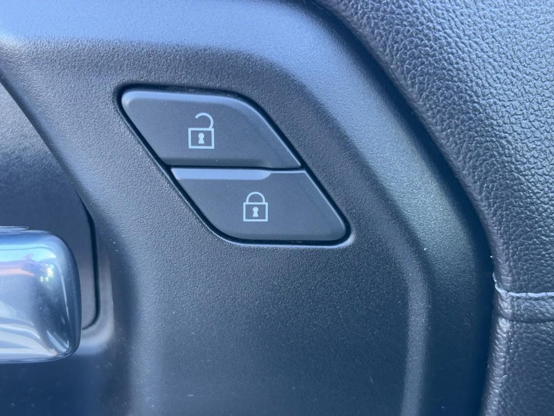 Chevrolet Silverado 1500 Vehicle Full-screen Gallery Image 24