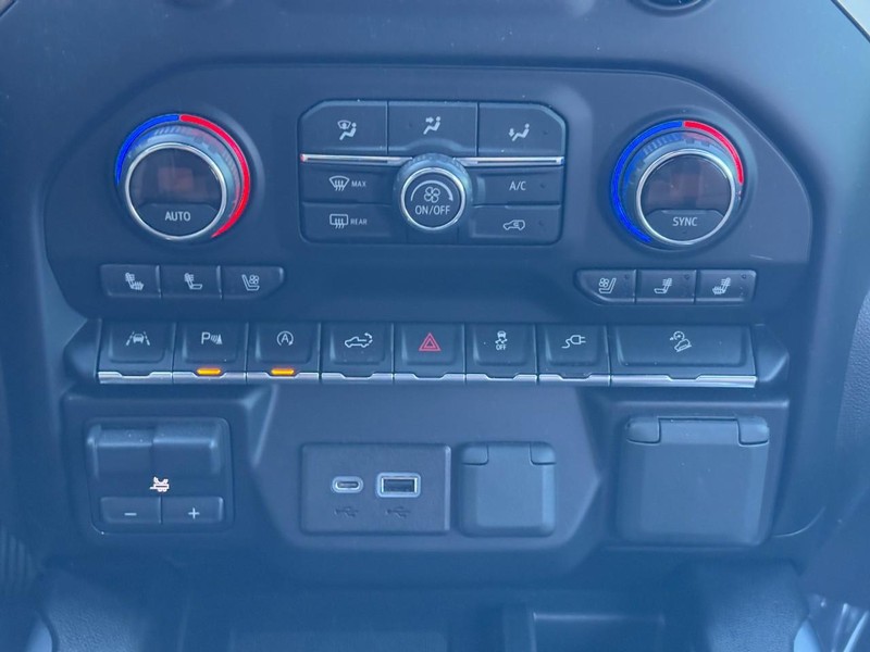 Chevrolet Silverado 1500 Vehicle Full-screen Gallery Image 15