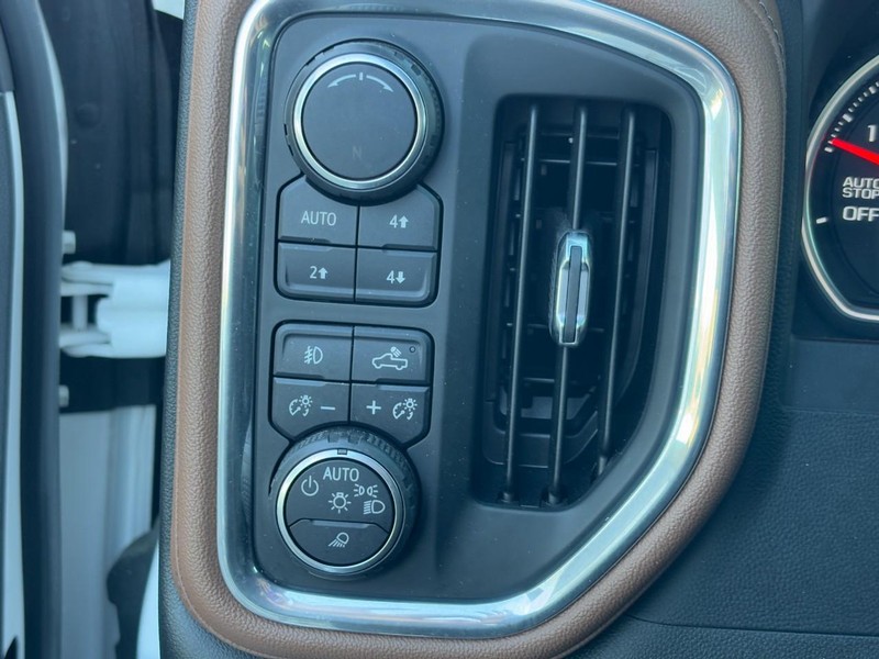 Chevrolet Silverado 1500 Vehicle Full-screen Gallery Image 17