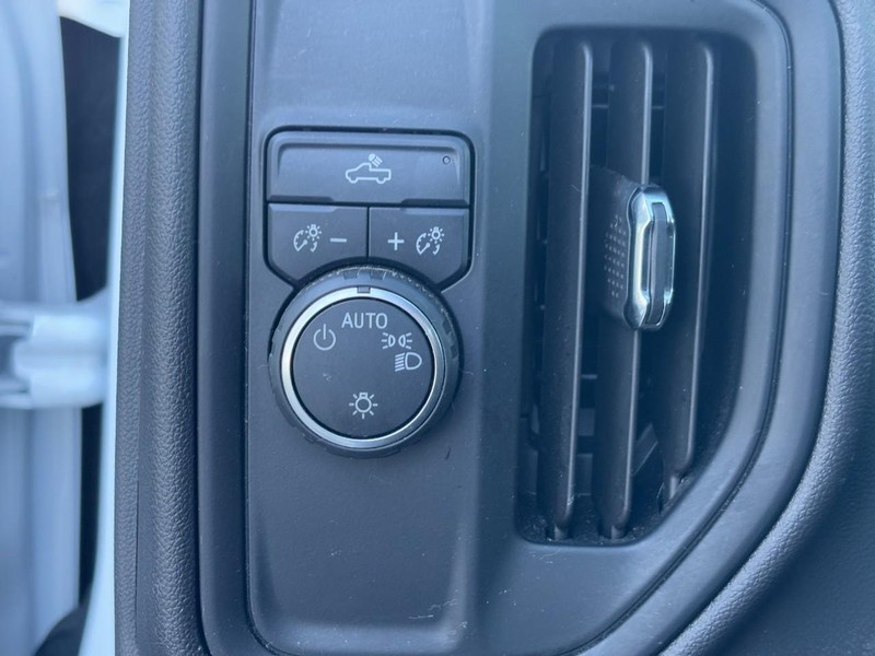 Chevrolet Silverado 1500 Vehicle Full-screen Gallery Image 12