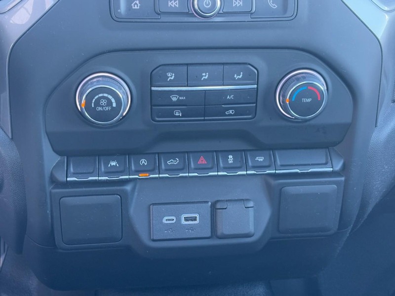 Chevrolet Silverado 1500 Vehicle Full-screen Gallery Image 17