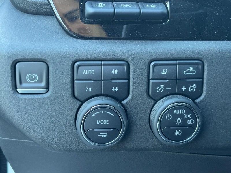 Chevrolet Silverado 1500 Vehicle Full-screen Gallery Image 16