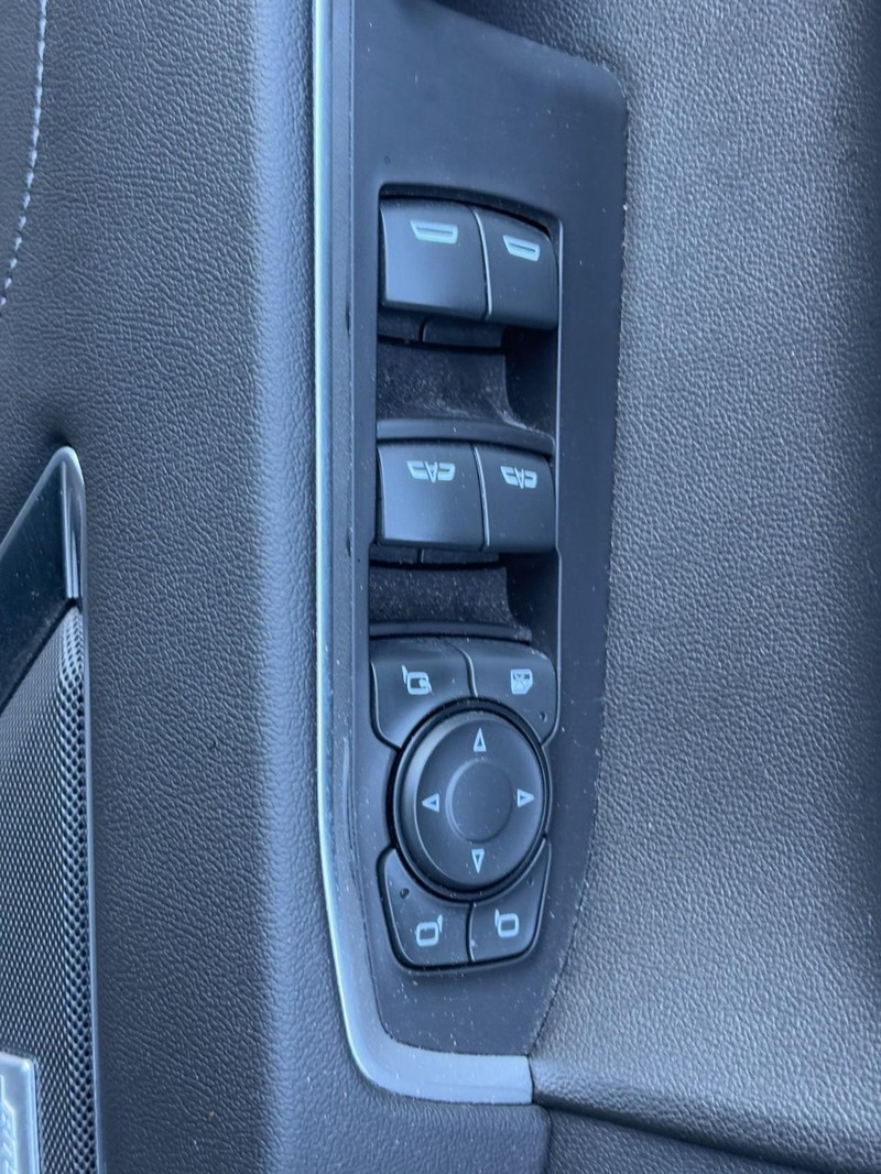 Chevrolet Silverado 1500 Vehicle Full-screen Gallery Image 24