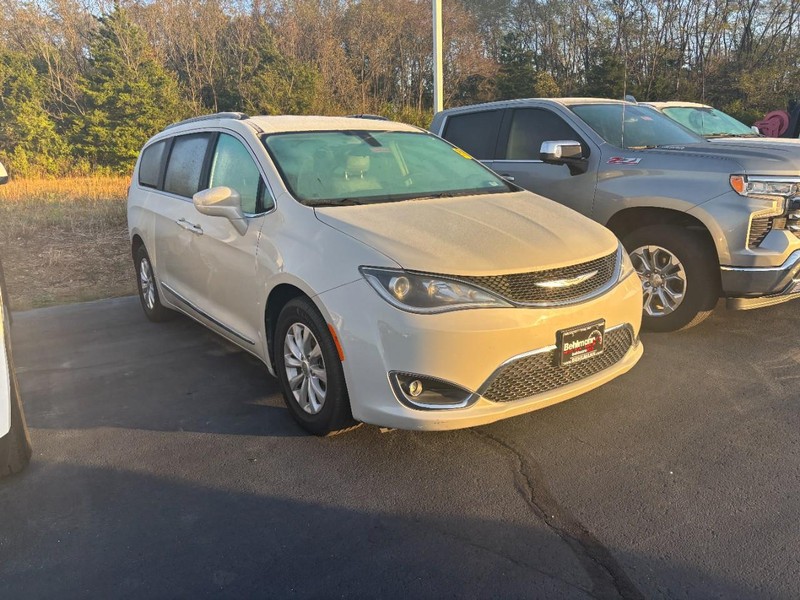 Chrysler Pacifica Vehicle Full-screen Gallery Image 02