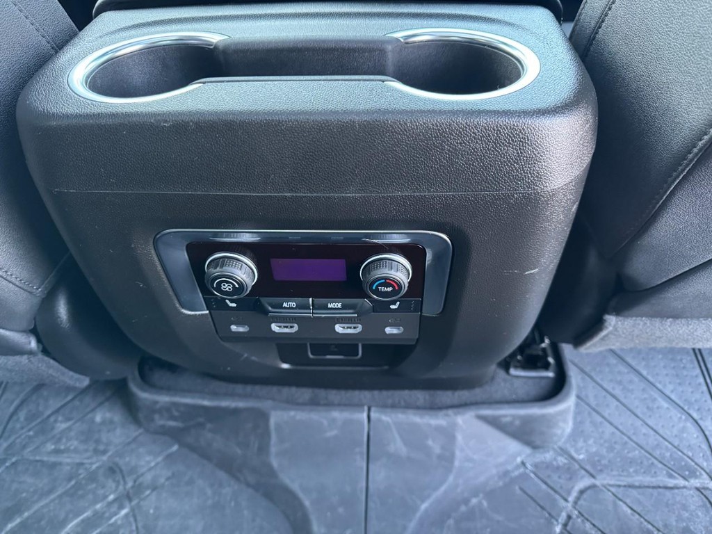 Chevrolet Tahoe Vehicle Full-screen Gallery Image 16