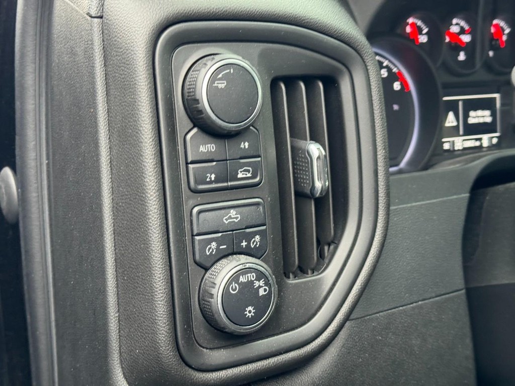 Chevrolet Silverado 1500 Vehicle Full-screen Gallery Image 15