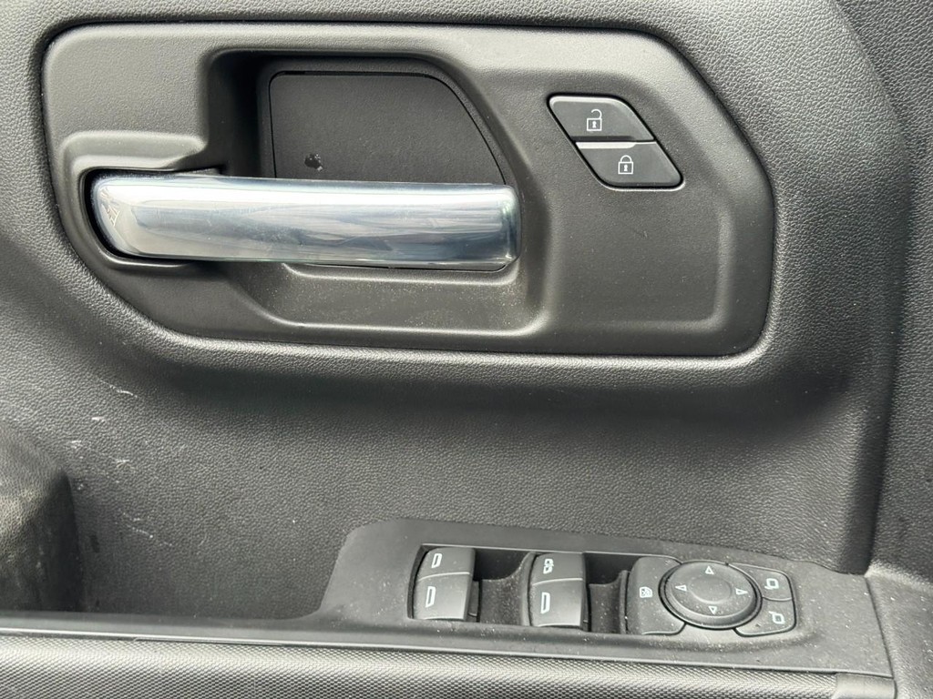 Chevrolet Silverado 1500 Vehicle Full-screen Gallery Image 19