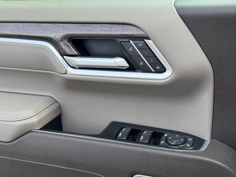 Chevrolet Silverado 1500 Vehicle Full-screen Gallery Image 22