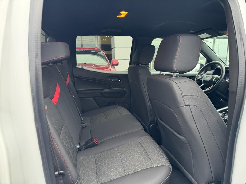 Chevrolet Colorado Vehicle Full-screen Gallery Image 10