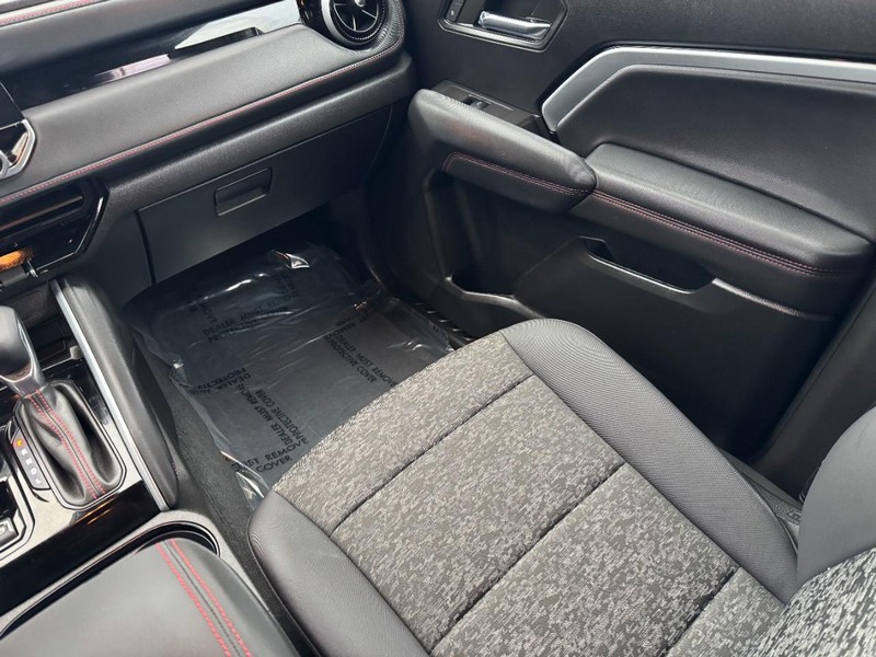 Chevrolet Colorado Vehicle Full-screen Gallery Image 15