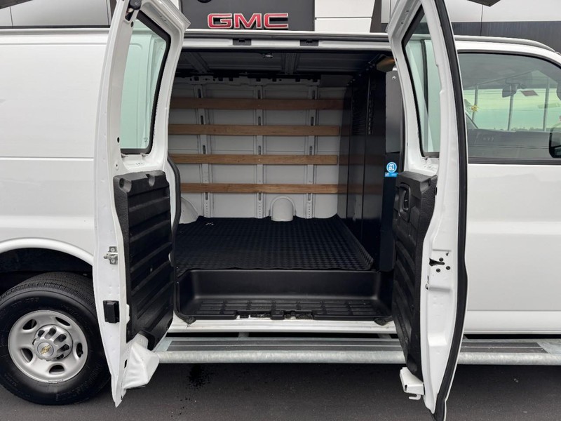 Chevrolet Express Cargo Van Vehicle Full-screen Gallery Image 10
