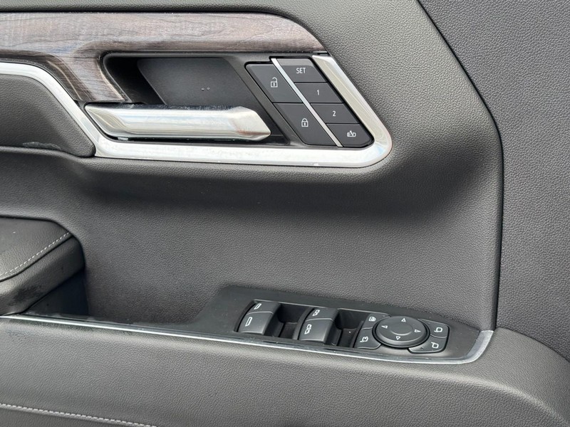 Chevrolet Silverado 1500 Vehicle Full-screen Gallery Image 24