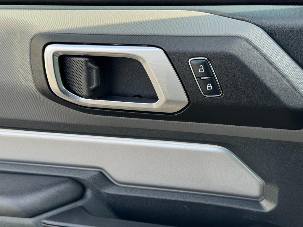 Ford Bronco Vehicle Full-screen Gallery Image 26