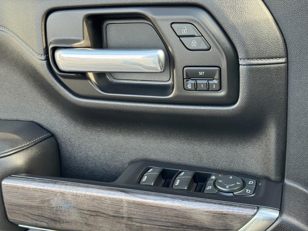 Chevrolet Silverado 1500 Vehicle Full-screen Gallery Image 24