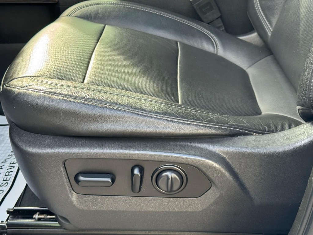 Chevrolet Silverado 1500 Vehicle Full-screen Gallery Image 25